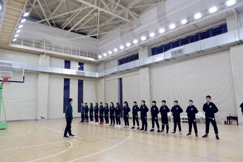老年人打篮球时应如何进行适当的力量训练?_0